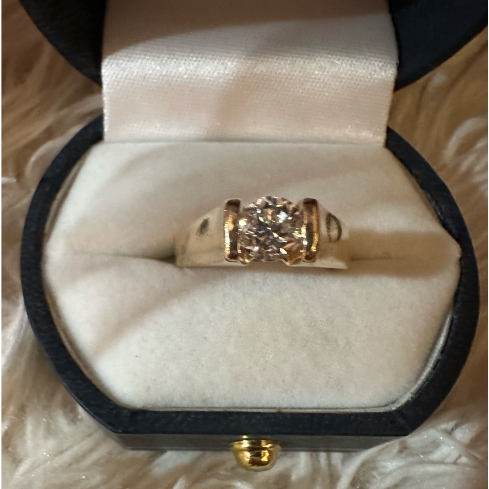 1 karet flawless diamond ring appraised@AT Thomas jeweler at 7600.00